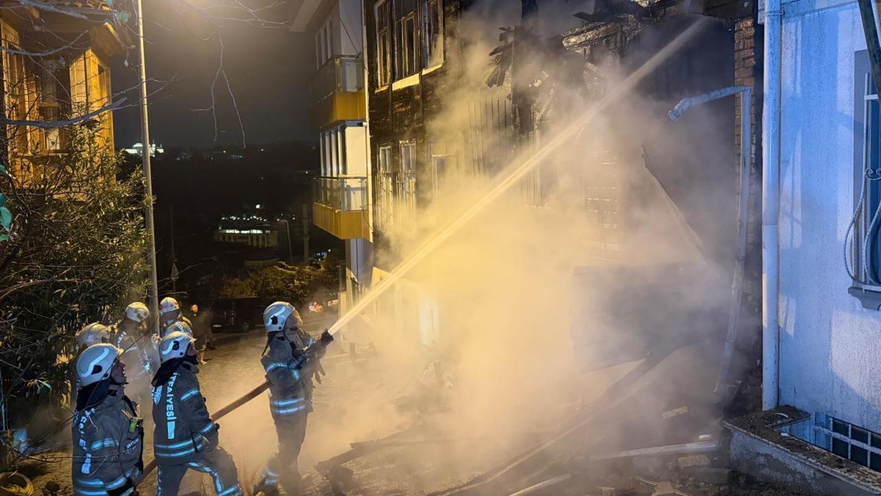 Se produce un incendio en dos edificios de madera en Estambul