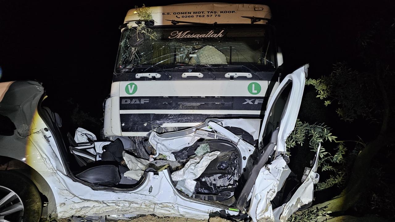 Auto en vrachtwagen botsen in Bursa: 1 dode, 1 gewonde