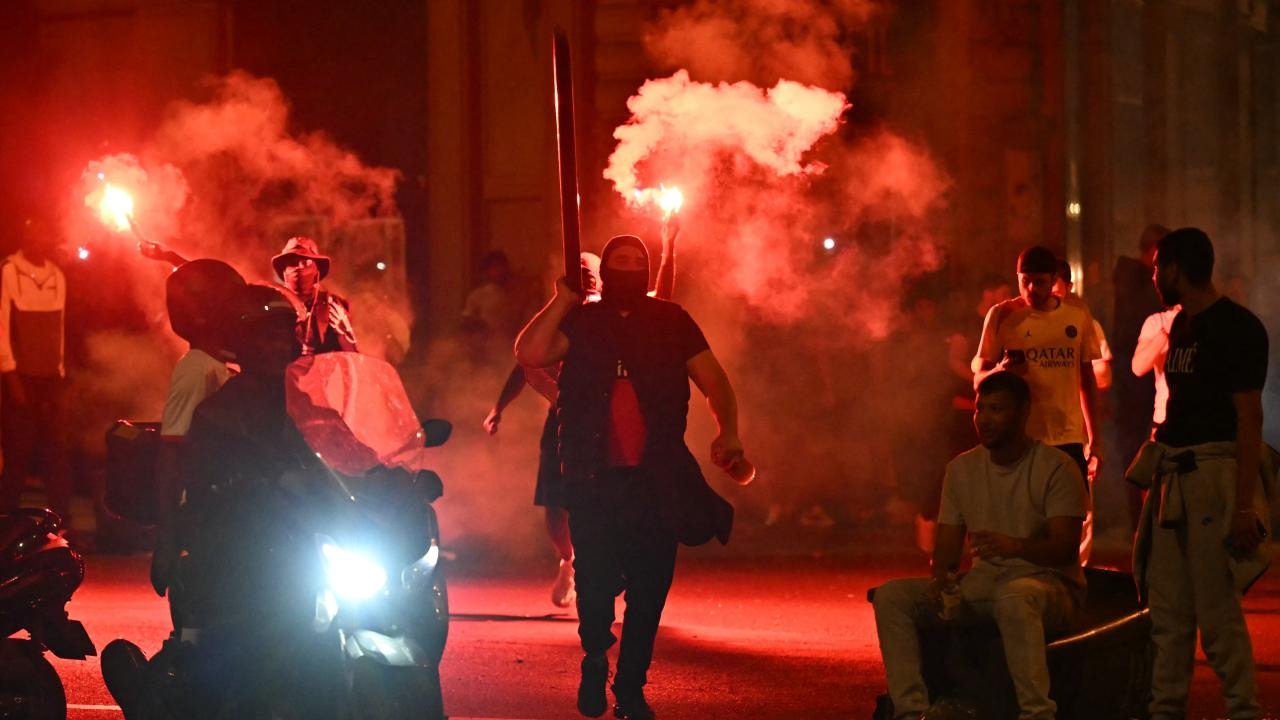 Franse minister noemt overwinningsvierders PSG 'barbaren'