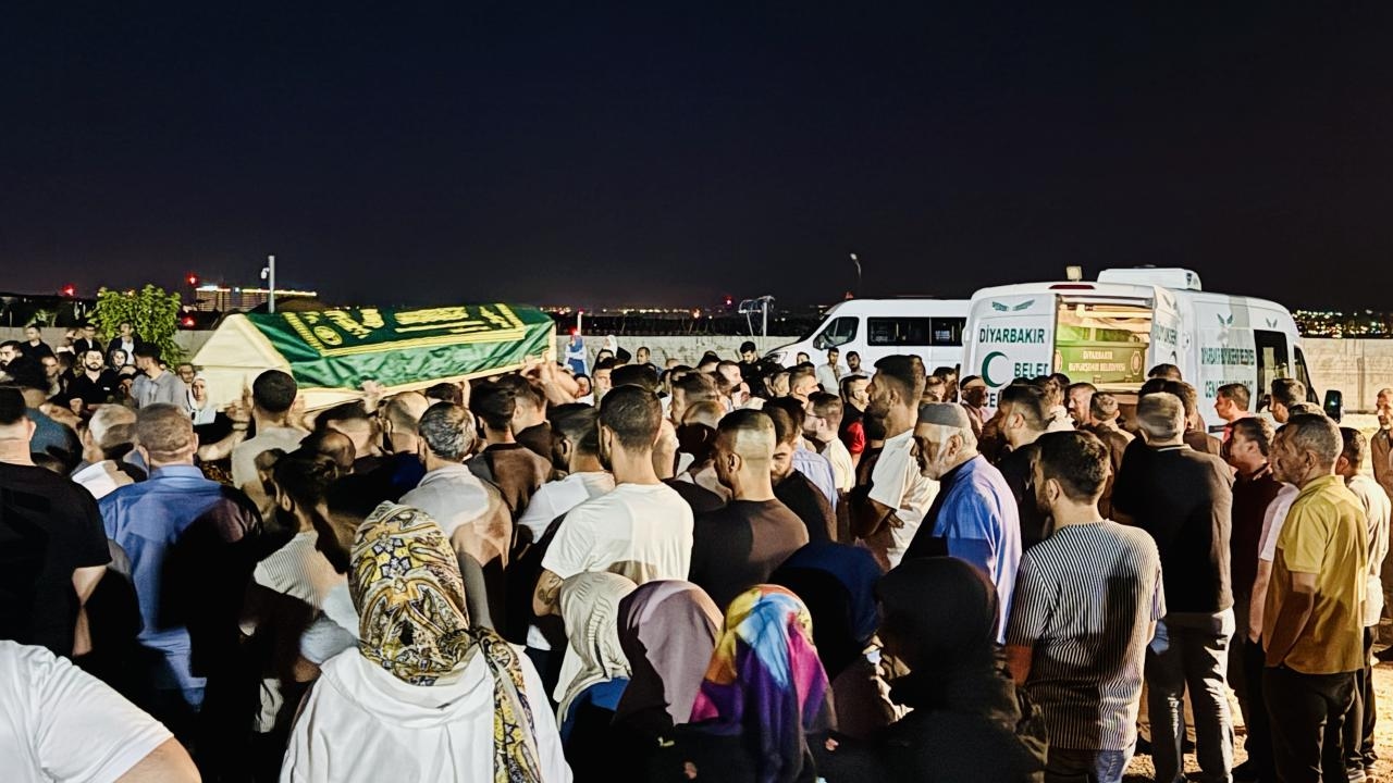 Les corps de la mère et de ses trois enfants morts dans l'incendie de l'appartement à Diyarbakır ont été enterrés