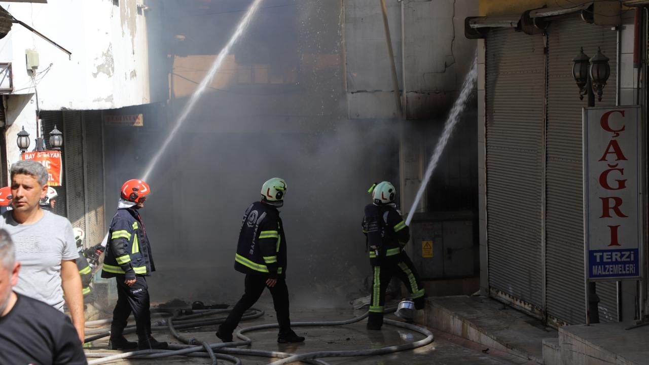 Brand breekt uit op een werkplek van drie verdiepingen in Denizli