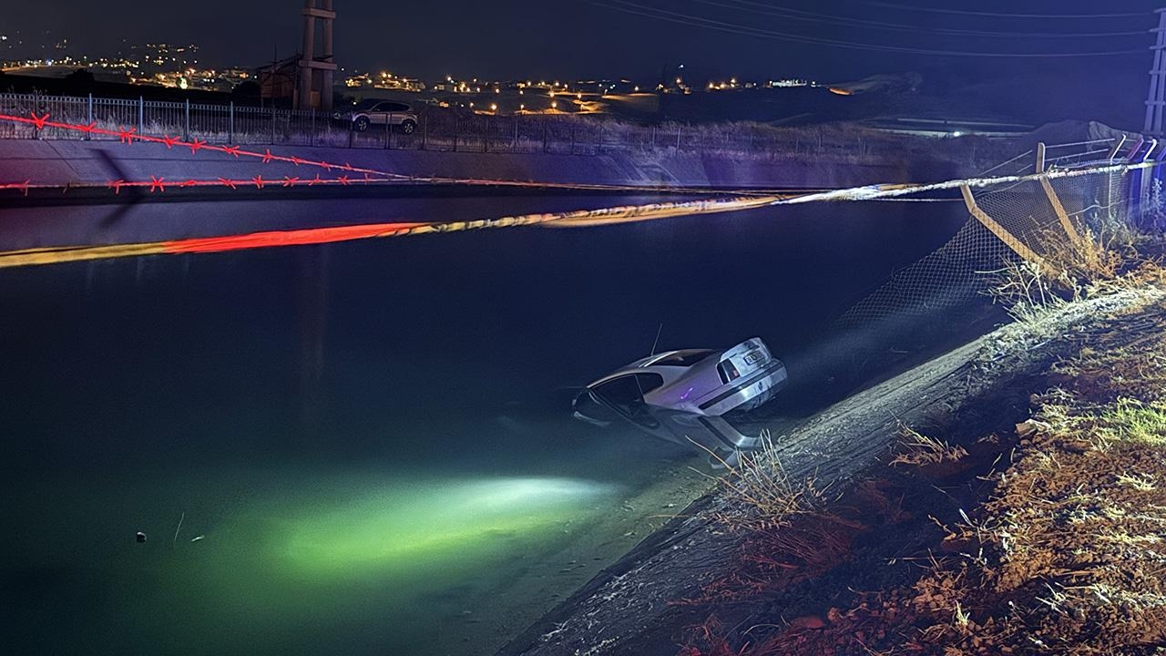 Un coche vuelca en un canal de riego: padre e hijo mueren