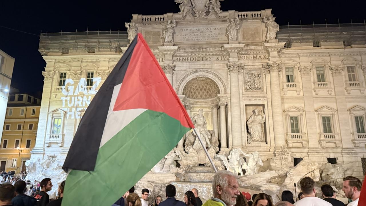 Zgaszono światła historycznej Fontanny di Trevi dla Gazy