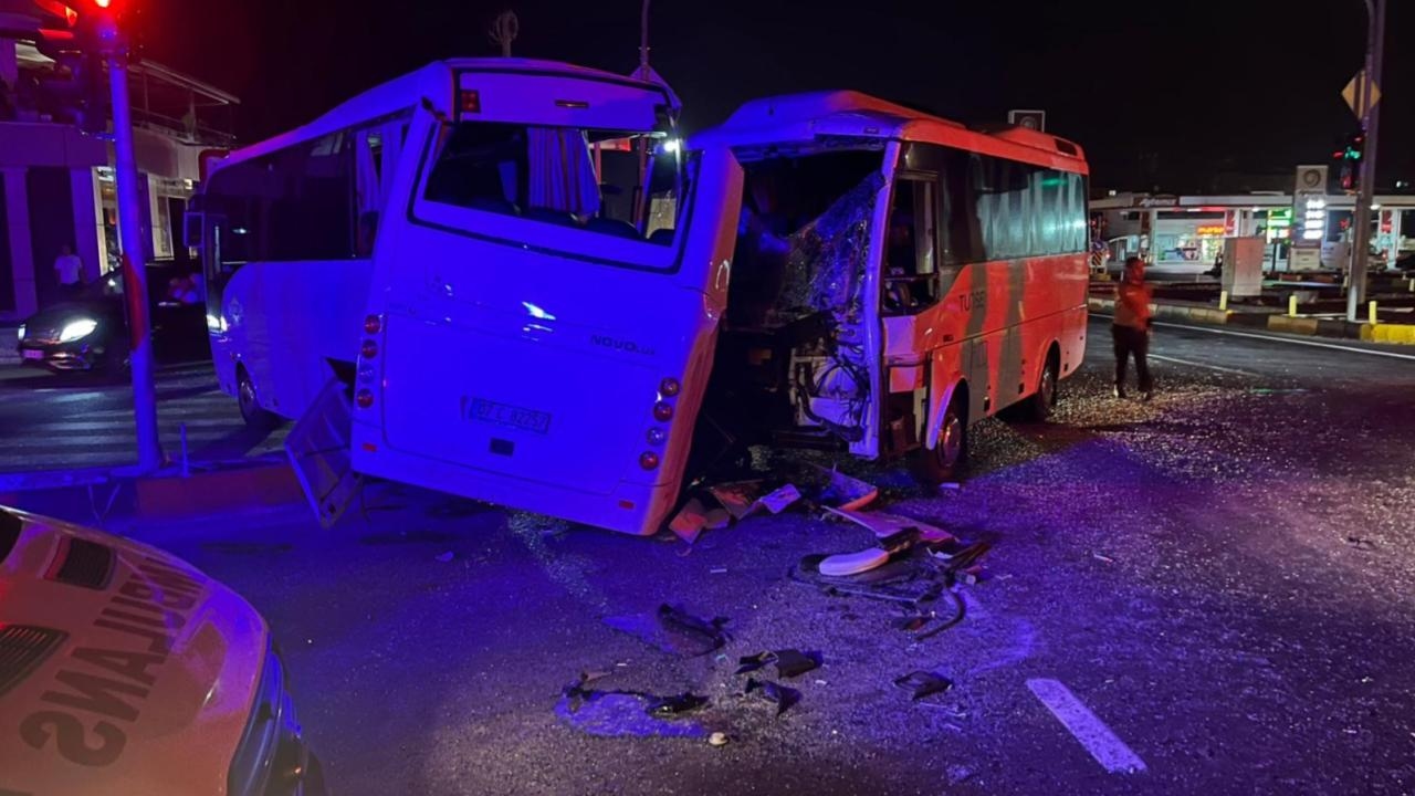 Antalyada 3 midibüsün karıştığı kazada 6 kişi yaralandı