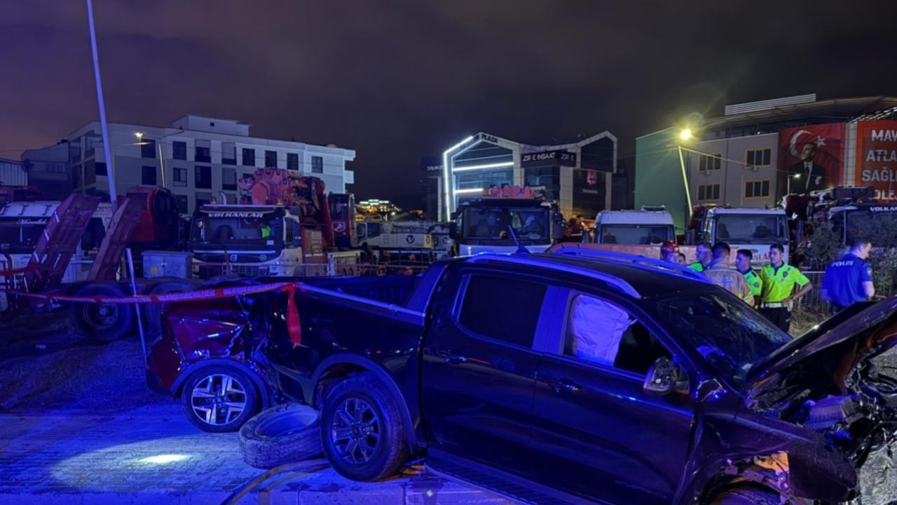 Un coche y un vehículo comercial ligero chocaron en Bursa: dos muertos