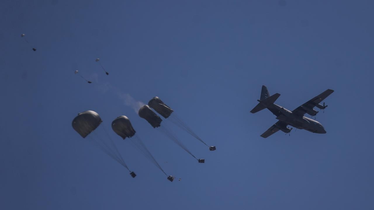 Emiratos Árabes Unidos y Jordania lanzan ayuda aérea a Gaza, afectada por la hambruna.
