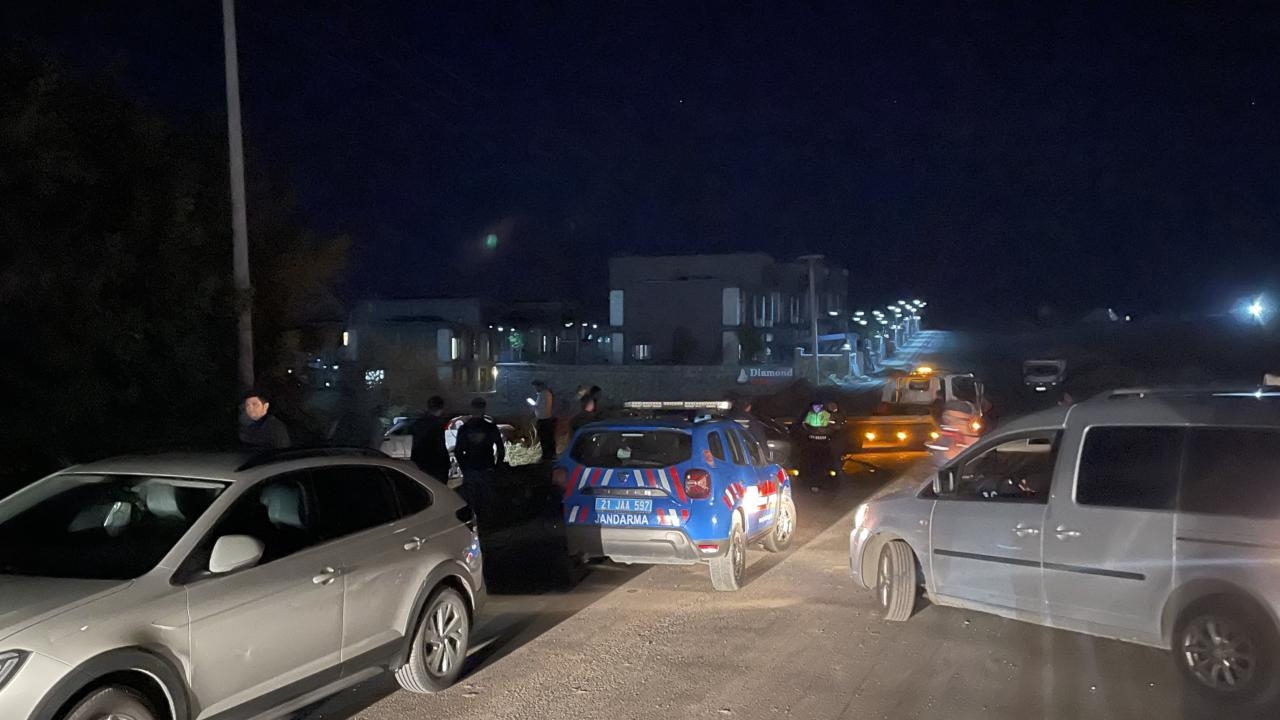 Un conductor que no respetó la advertencia de alto se estrelló contra tres automóviles en Diyarbakır.
