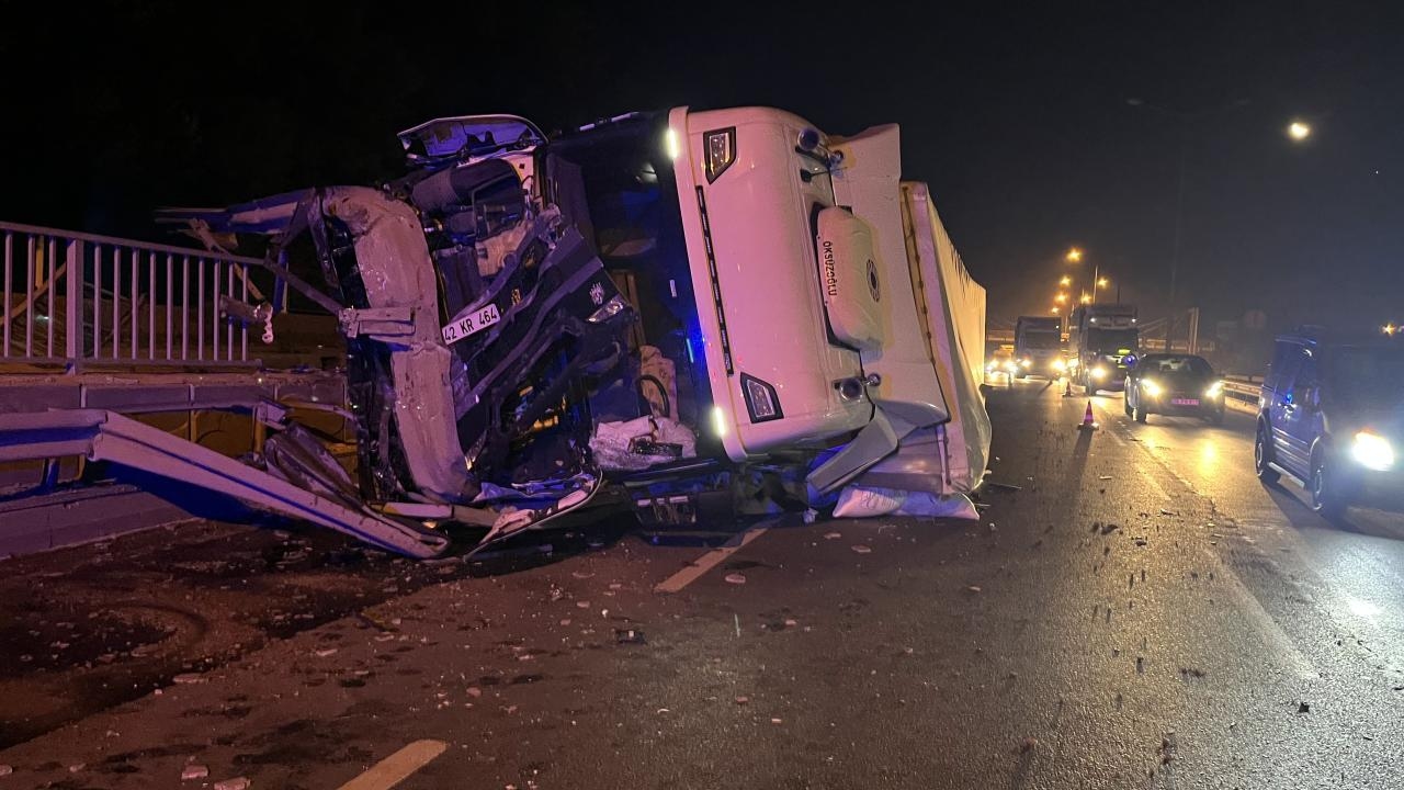 Un camión volcó en la carretera Eskişehir-Ankara, interrumpiendo el transporte.
