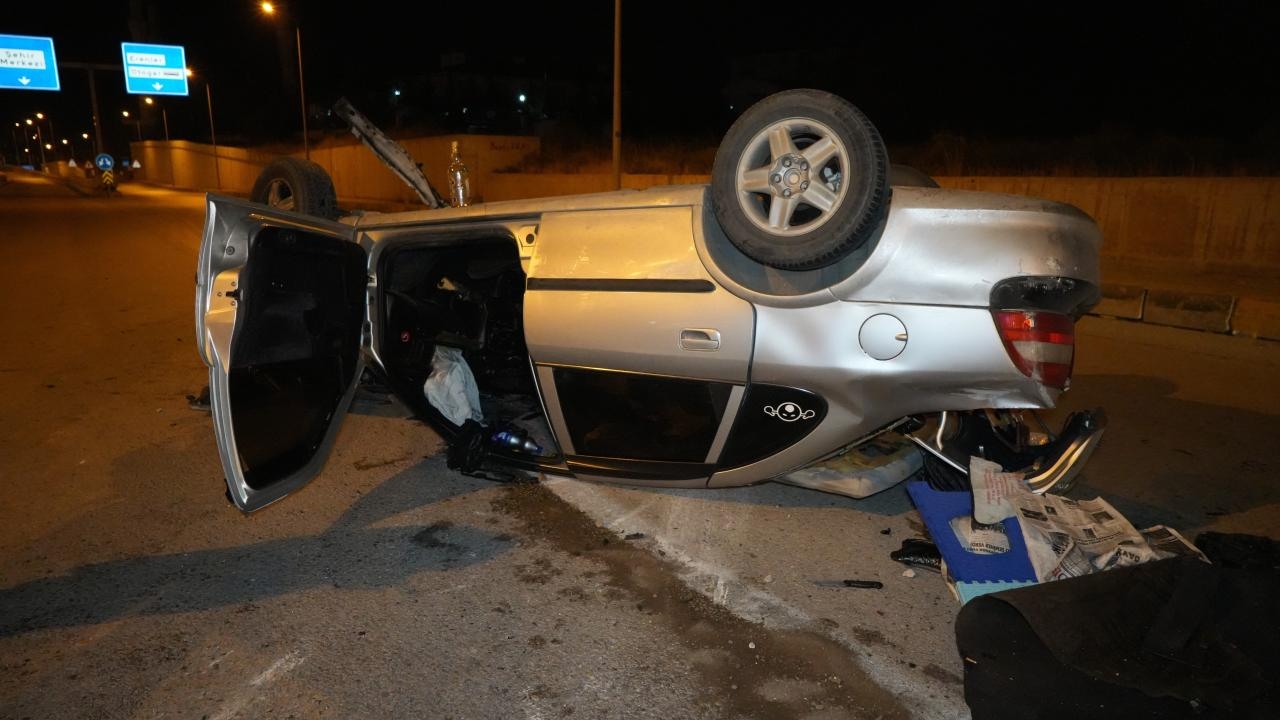 A car that hit a median strip in Kırıkkale overturned: 2 injured, 1 seriously