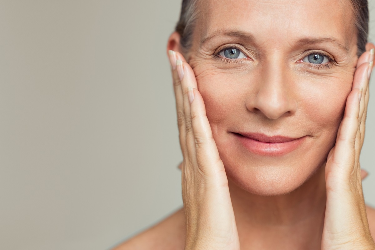 Anti-rimpelcrème regenereert de rijpere huid en hydrateert diep; Look