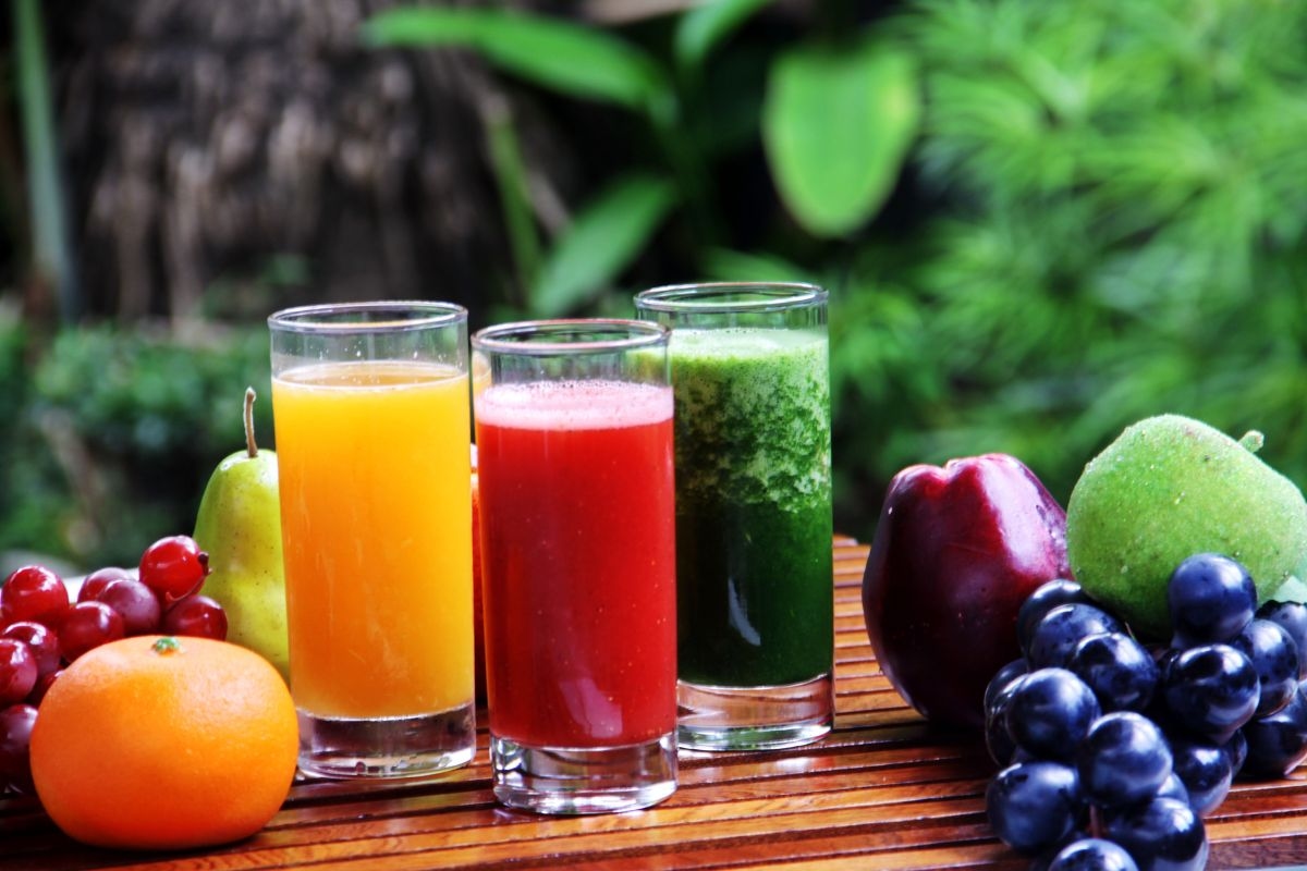 Jugo natural rico en vitamina C previene el envejecimiento de la piel; mirar