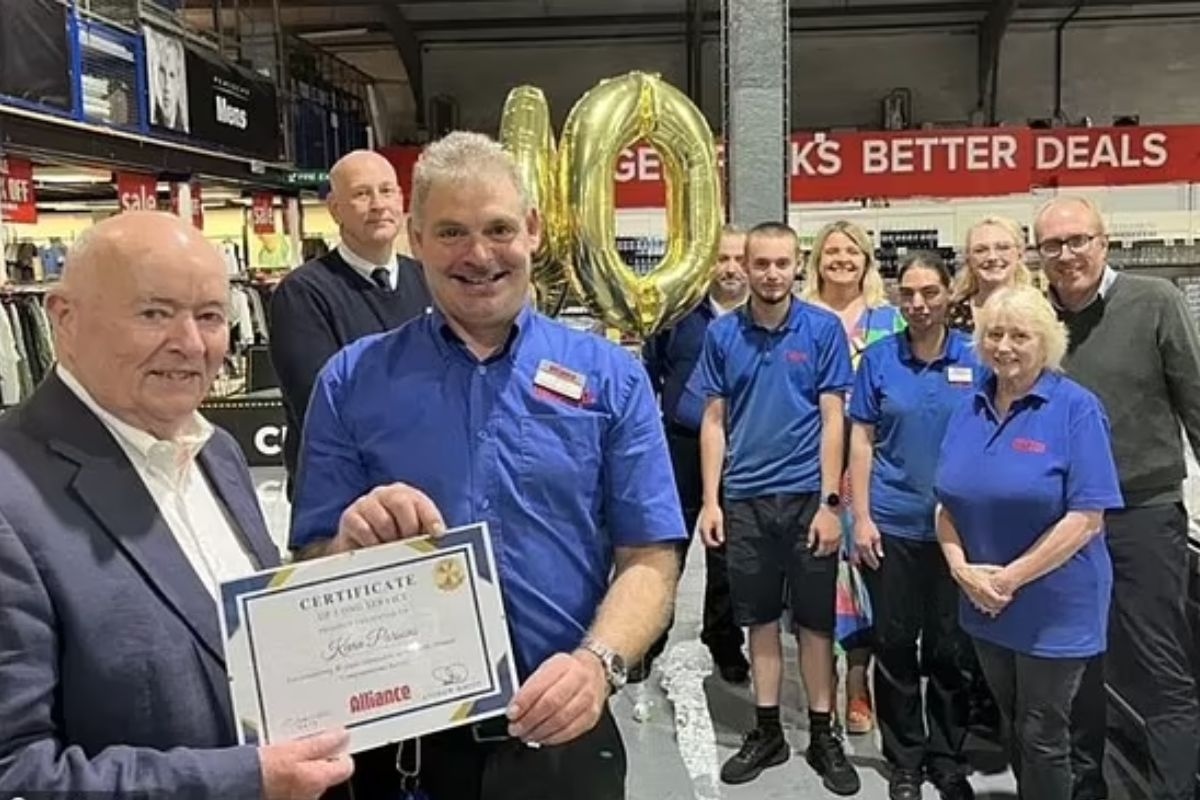 Medewerker viert 40-jarig jubileum bij het bedrijf en wint 40 saucijzenbroodjes