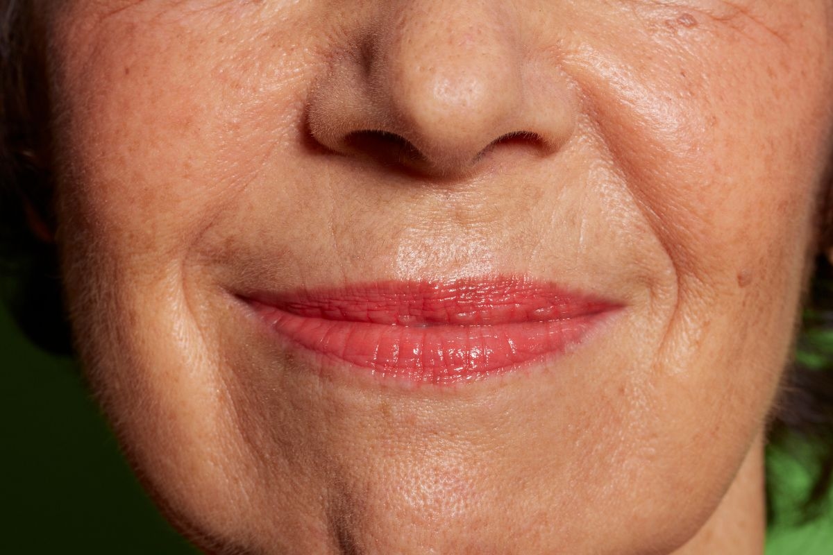El masaje facial promete suavizar los pliegues nasolabiales sin agujas; conozca más