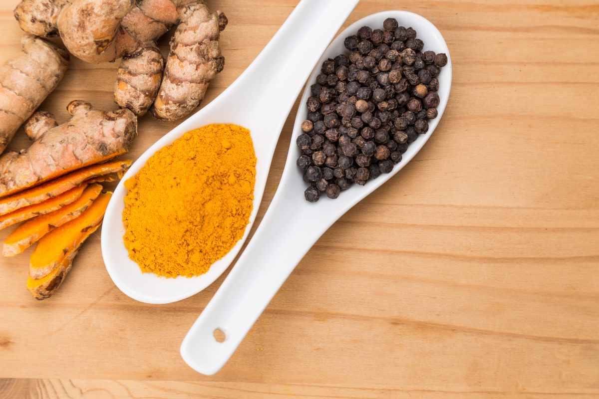 Kurkuma met zwarte peper: ontdek de voordelen van deze krachtige combinatie