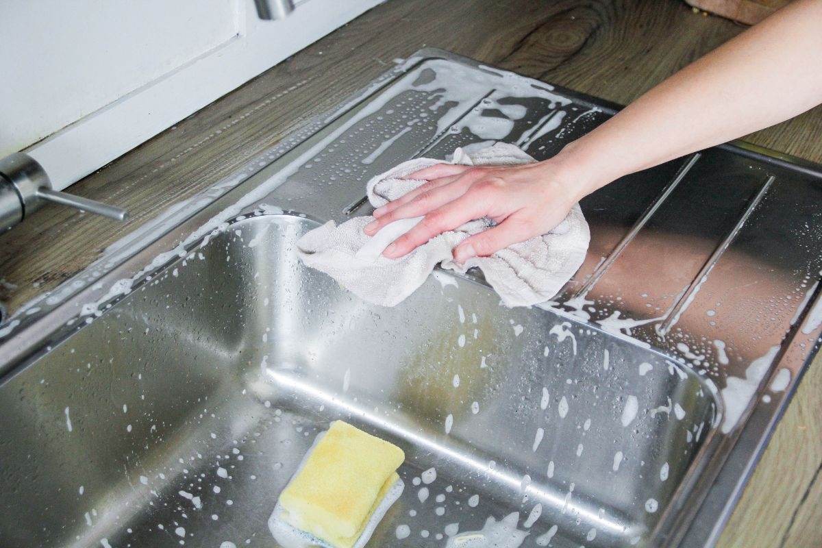 Parlak lavabo: Eski bir numara temizlik sorunlarını çözmeye yardımcı oluyor