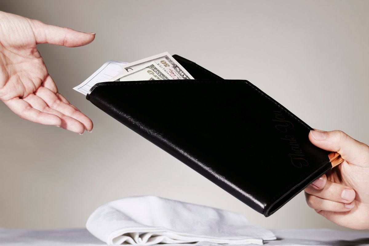 Cliente se confunde, se equivoca de monto y deja propina de R$ 27.000