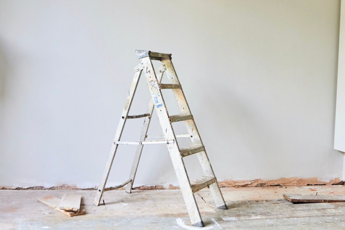 Onder ladders doorlopen kan gevaarlijk zijn, maar brengt het ongeluk?