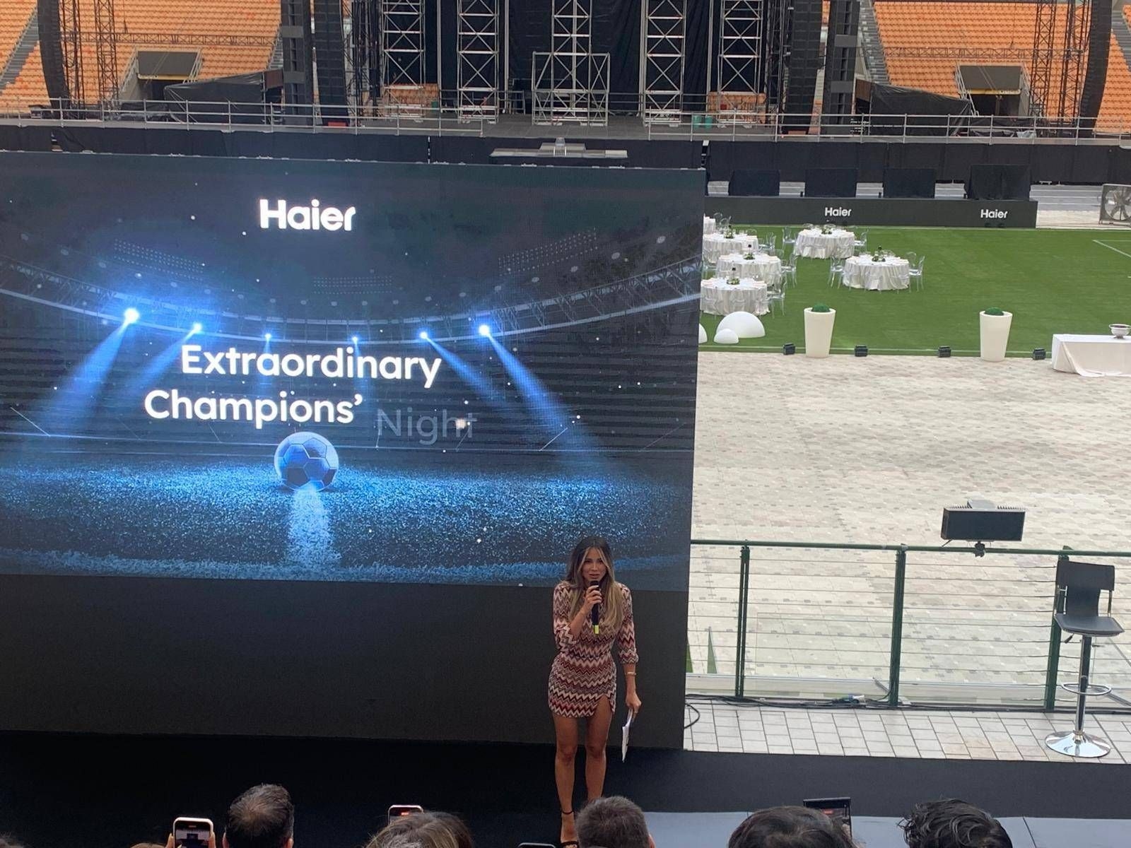 Haier Show im San Siro mit Diletta Leotta zur Einführung neuer Smart-TVs und zur Partnerschaft mit Dazn