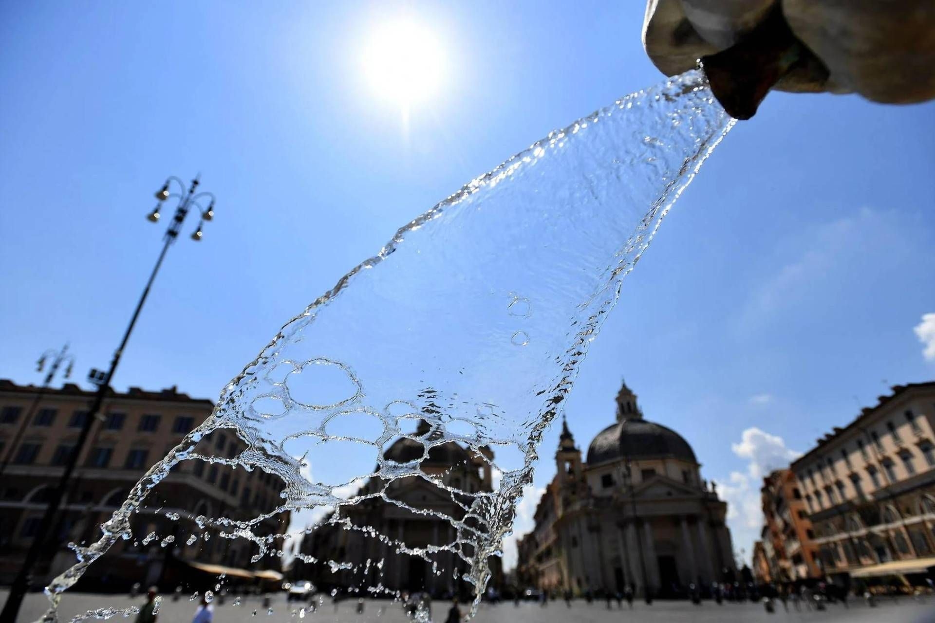 Caldo, medici famiglia: "+ 40% accessi in ambulatori per ipotensione, ustioni e virus"