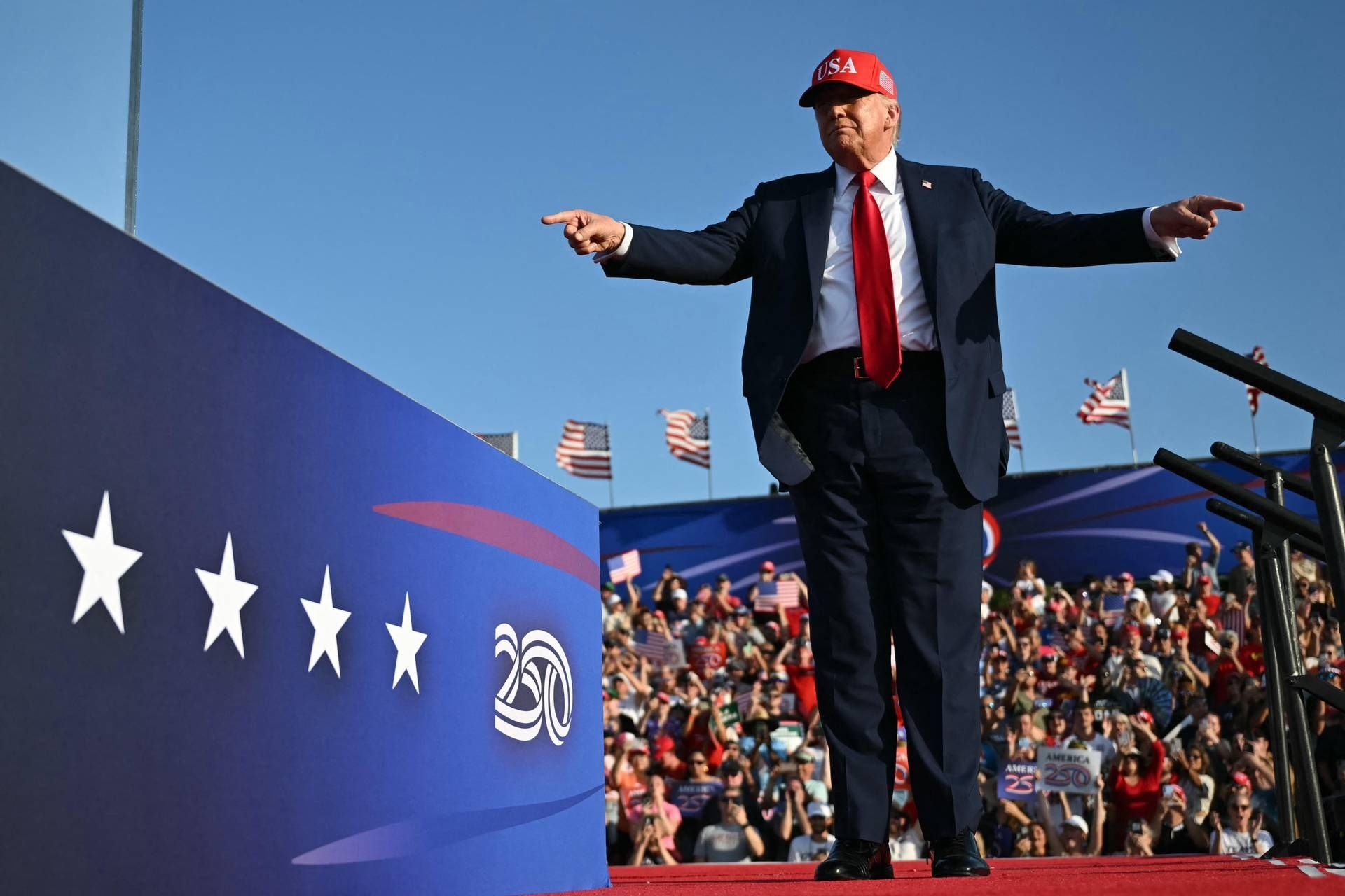 La menace des tarifs douaniers américains pèse sur l'Europe, mais pendant ce temps, les affaires de Trump sont en plein essor