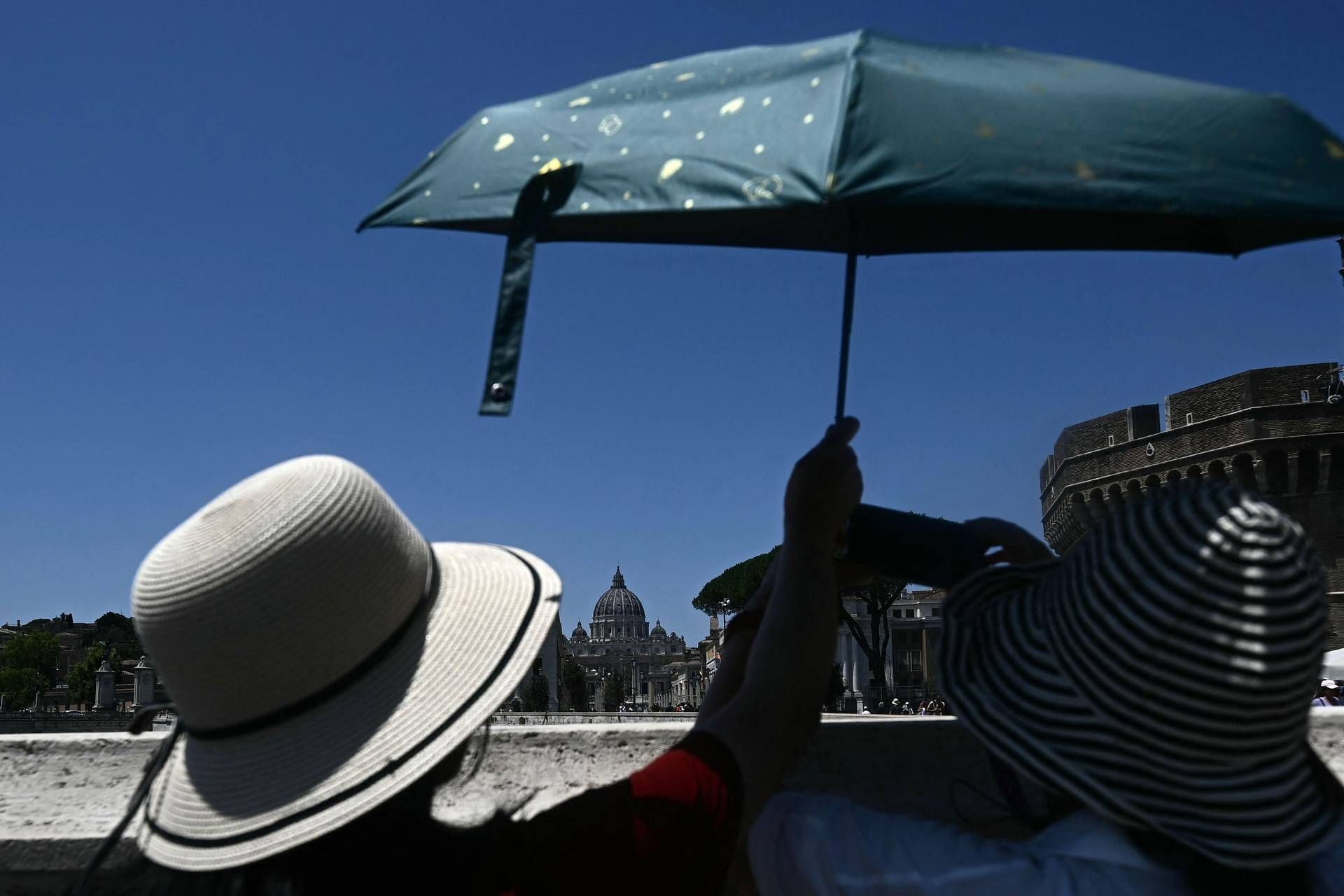 Still hot in Italy this weekend, today 15 cities with red warning