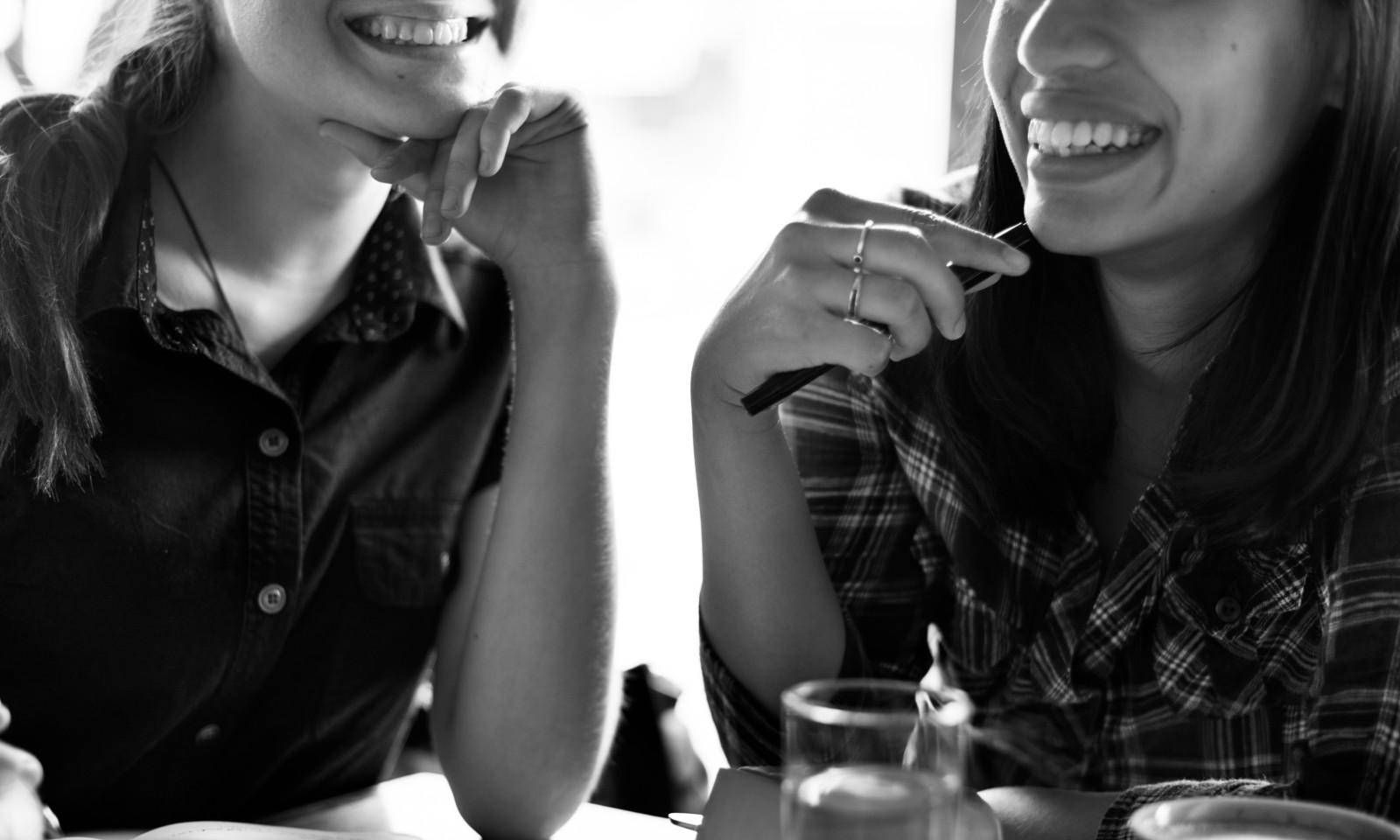 Así es como la amistad afecta al cerebro, según un estudio