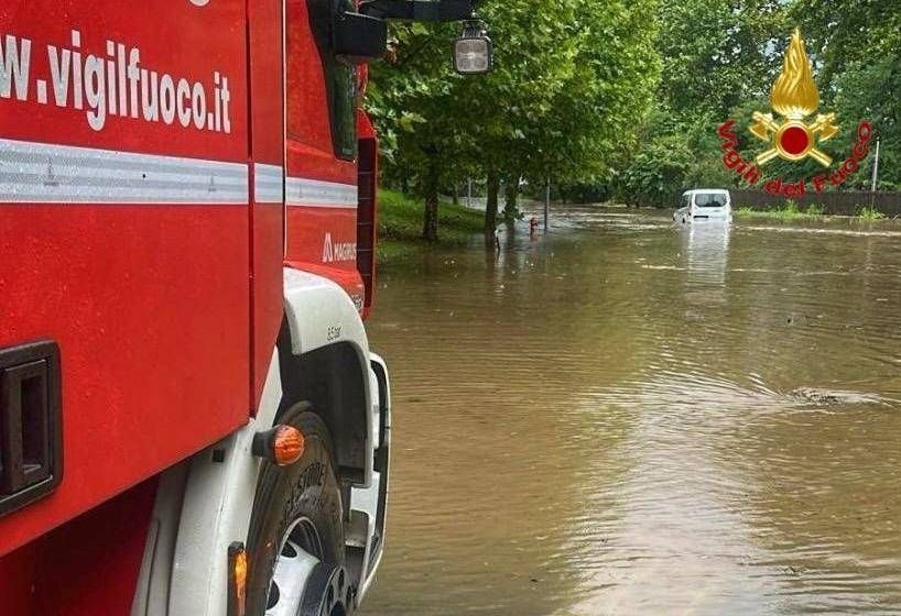 Extreem weer in Milaan, met bijna 50 mm regen in twee uur: een gemeenschap nabij de rivier de Lambro werd geëvacueerd.