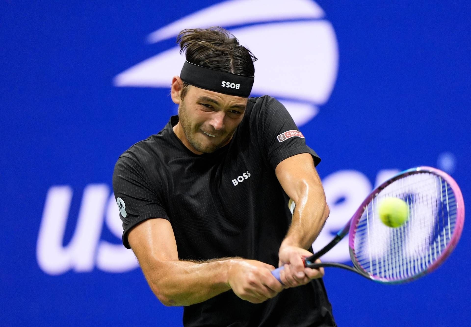 Fritz, novo visual contra Djokovic: a faixa na cabeça está... ao contrário