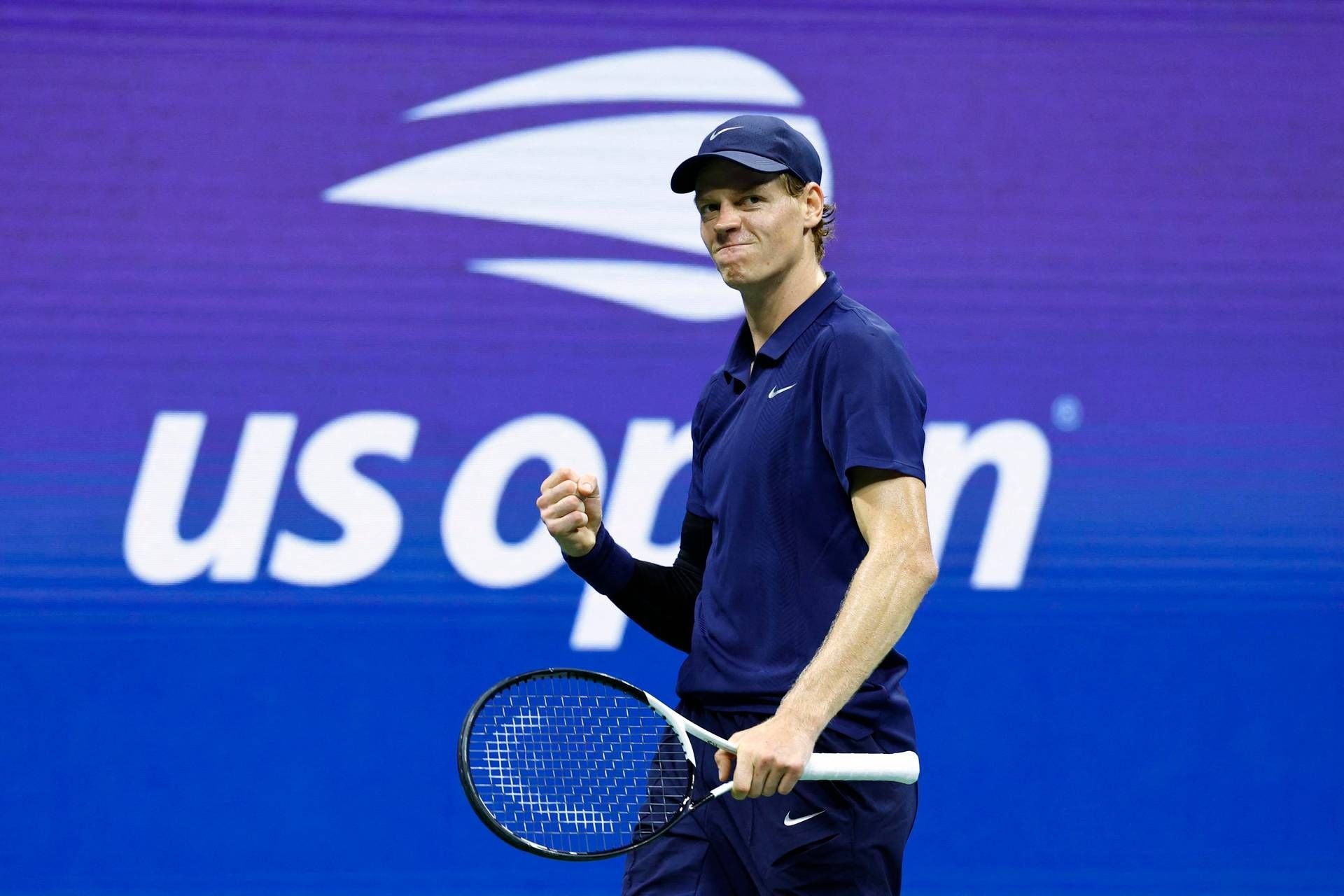 Sinner vence Auger-Aliassime e chega à final do US Open. Amanhã, ele enfrenta Alcaraz.