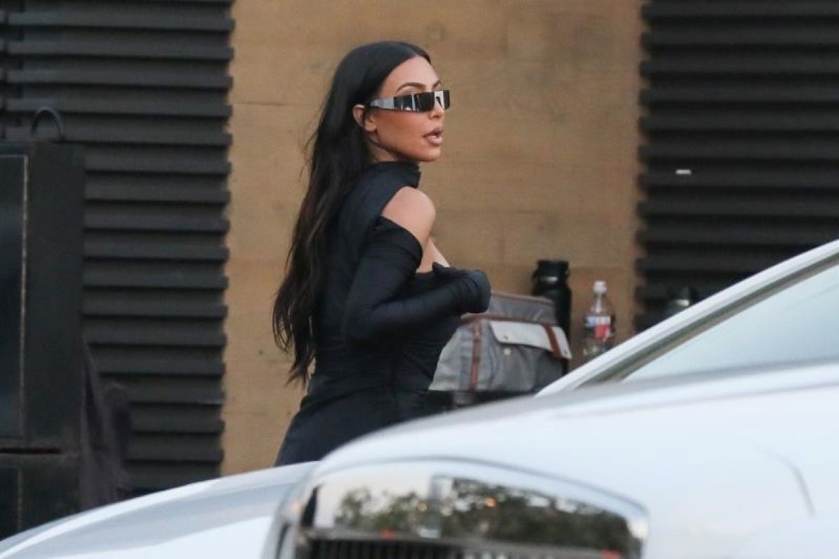 O regimento de queixo de Kardashian gera polêmica. Hopkins compra, usa e ri disso.