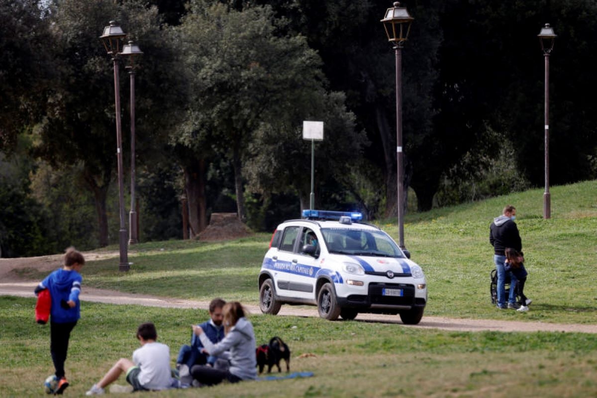 Madre e figlia morte a Villa Pamphili a Roma, i testimoni: "Un uomo barcollava, in mano aveva un fagottino"