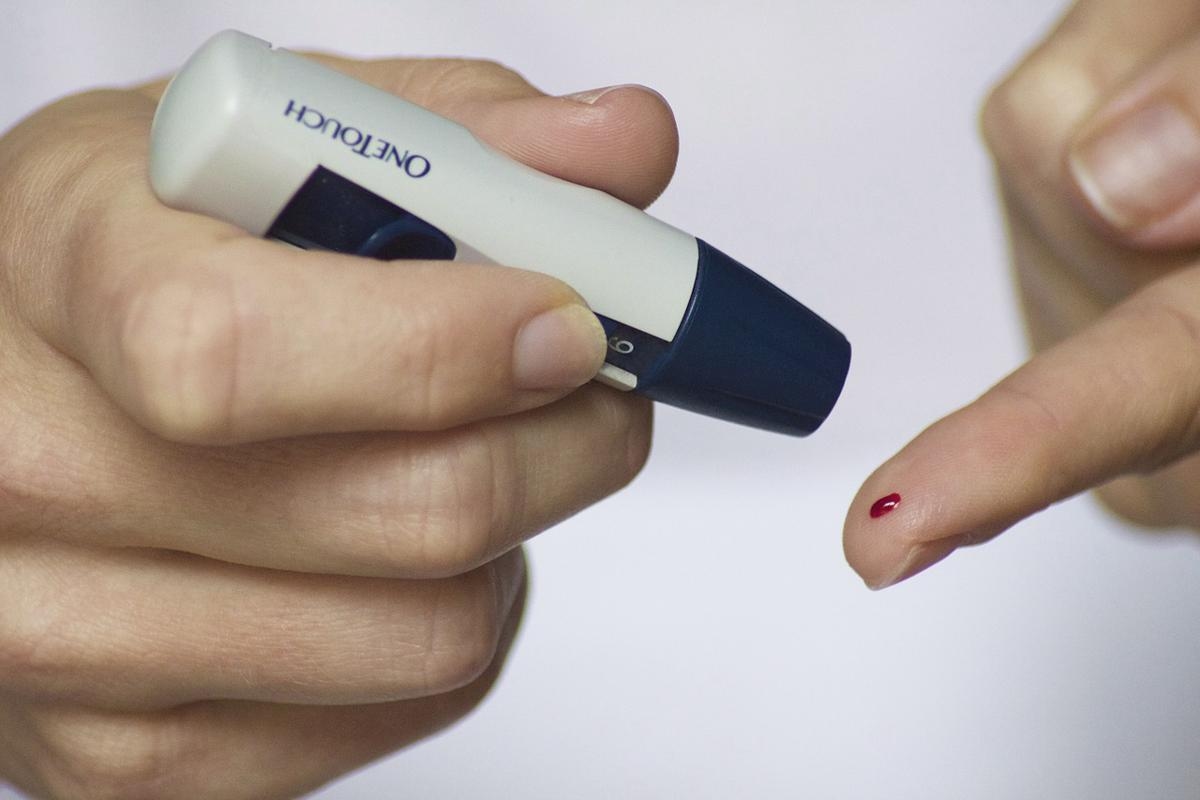 El melanoma y el alto nivel de azúcar en sangre reducen a la mitad la supervivencia de los pacientes sin diabetes