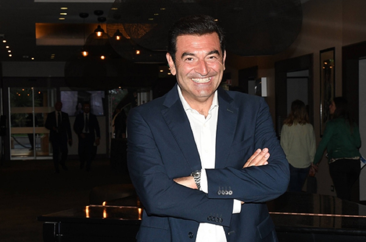 Boss in incognito, Max Giusti se ne va a Mediaset: chi prenderà il suo posto? Arriva una pop star della musica italiana. Anteprima