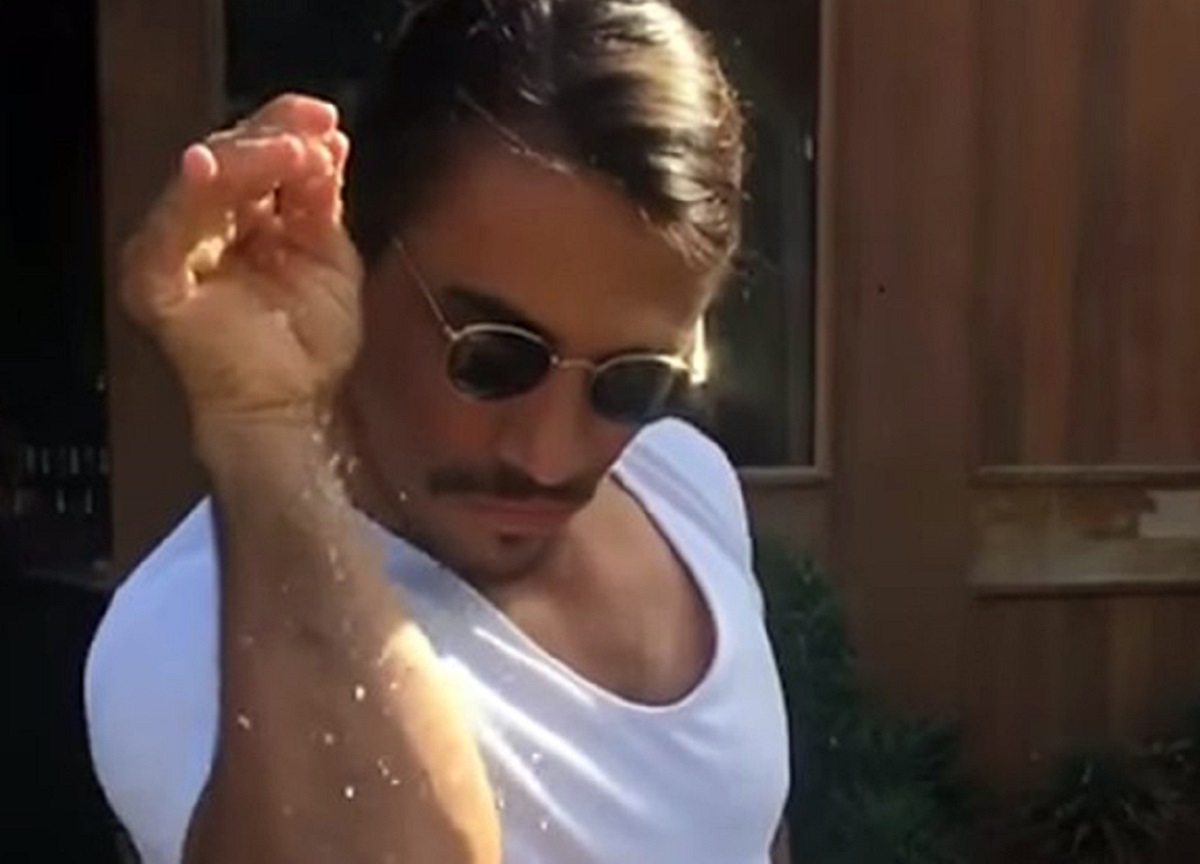 Salt Bae, ile kosztuje jedzenie w najbardziej towarzyskiej restauracji świata? Złote steki i... szalone ceny.