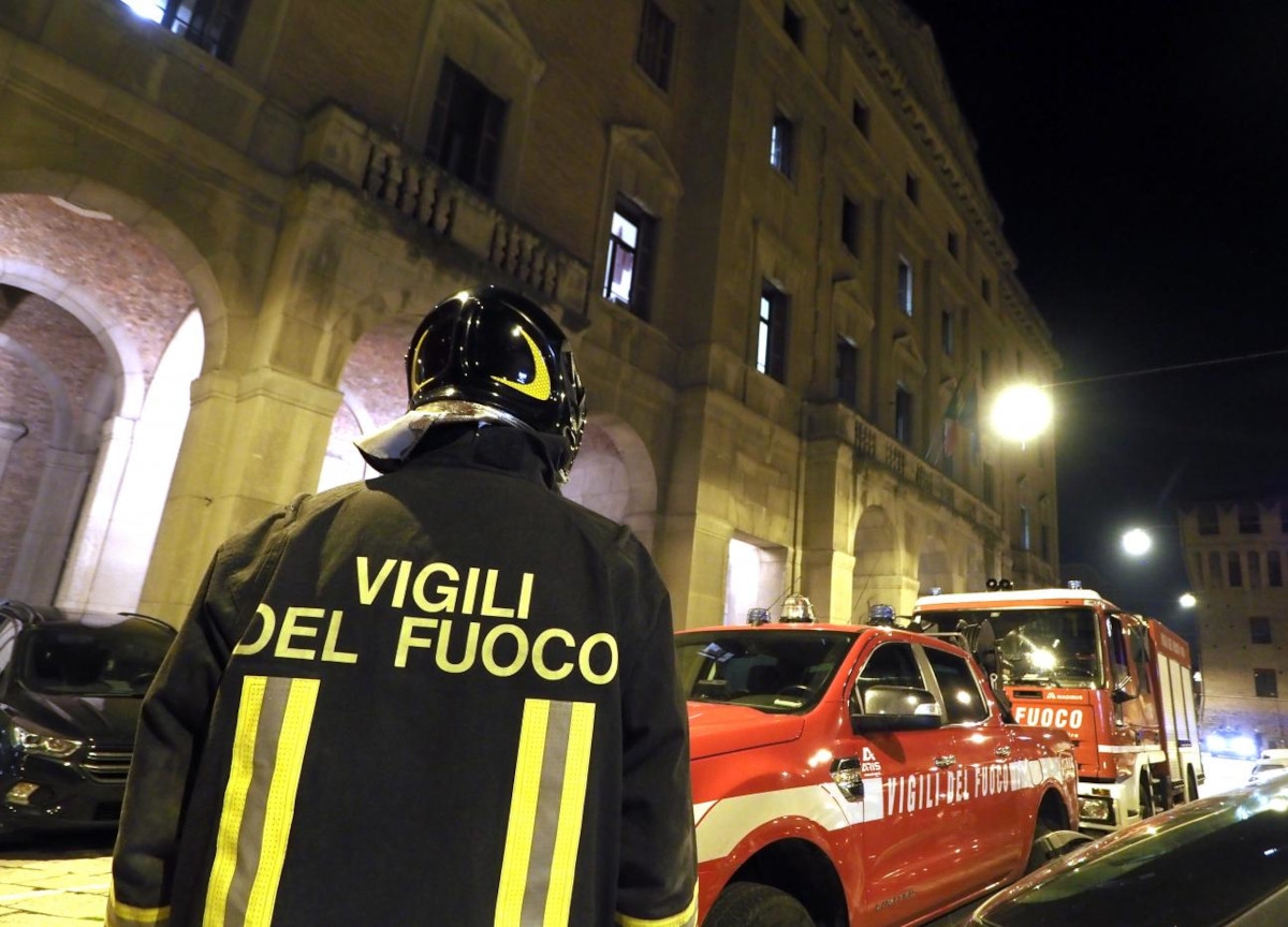 Incêndio em apartamento: mulher pula do quinto andar e morre. Milão em choque
