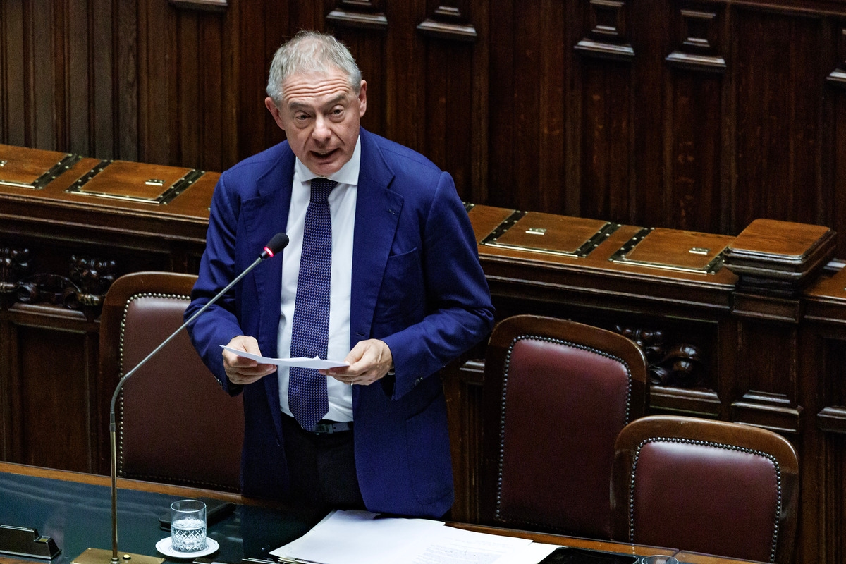 Ex Ilva, más de 4 mil en indemnización por despido. Urso: "Pero las negociaciones con el grupo azerí para la venta continúan"