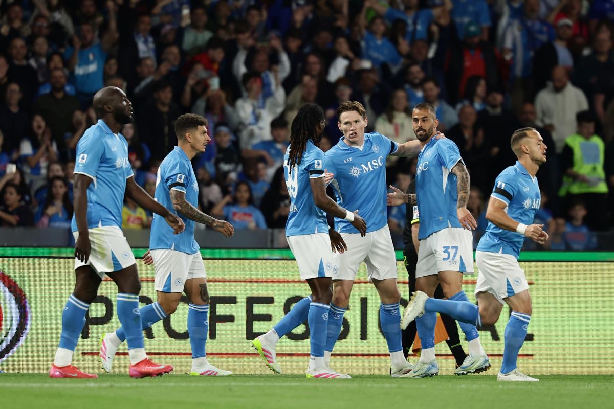 Napoli, wat een scudetto: Inter verslagen (en gefeliciteerd). McTominay MVP van de Serie A en Antonio Conte beste coach van het jaar