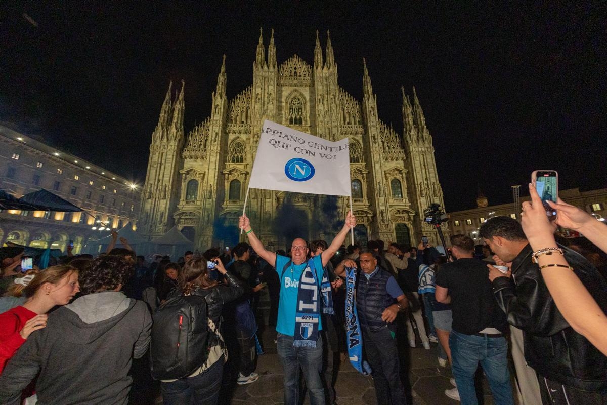 Neapel wird italienischer Meister, Inter geschlagen und die Fans erobern Mailand: Scudetto-Feier auf der Piazza del Duomo – Die Fotos