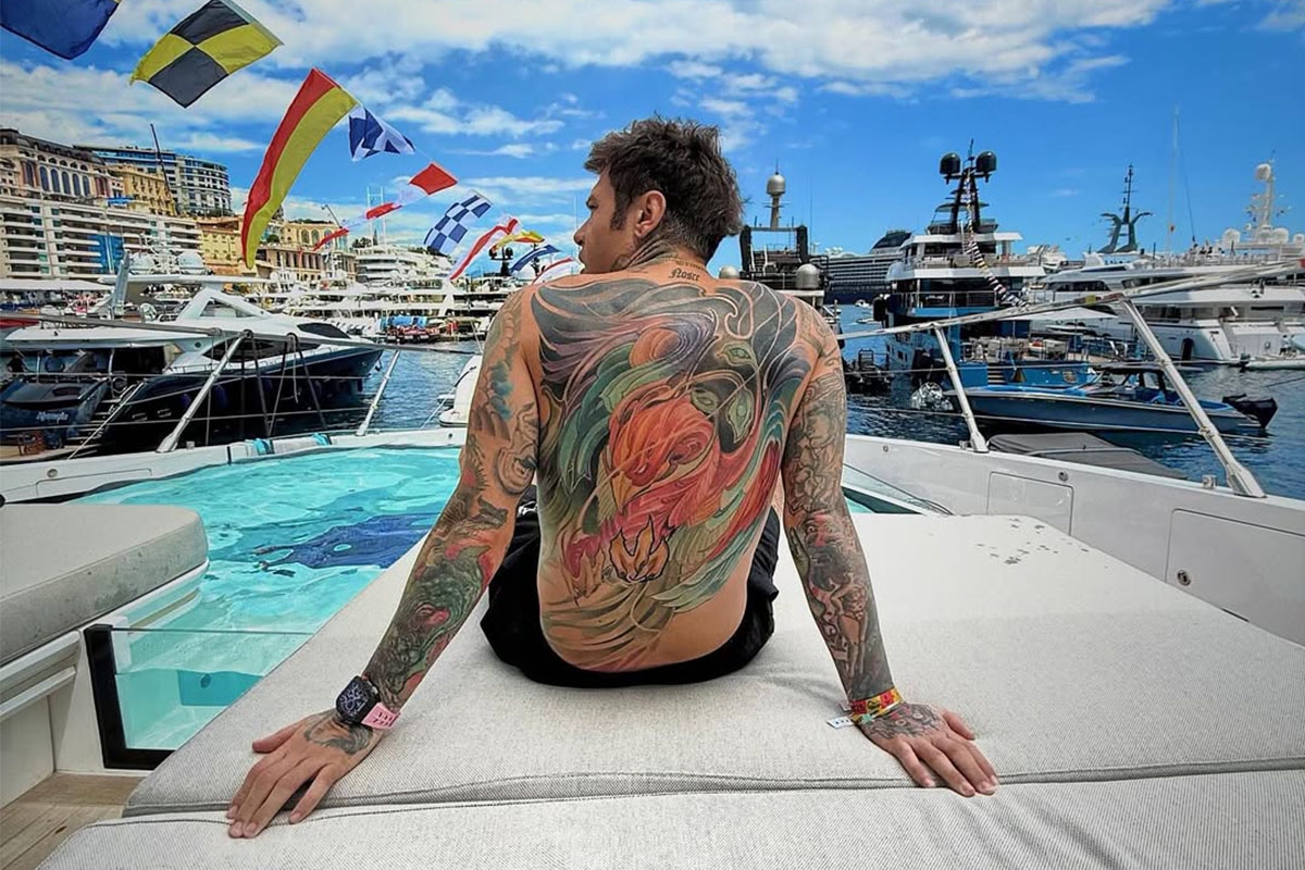 Fedez, das „nüchterne“ Wochenende in Monte Carlo. Grand Prix, 400k Uhr, Hubschrauber und 50-Cent-Aufnahmen