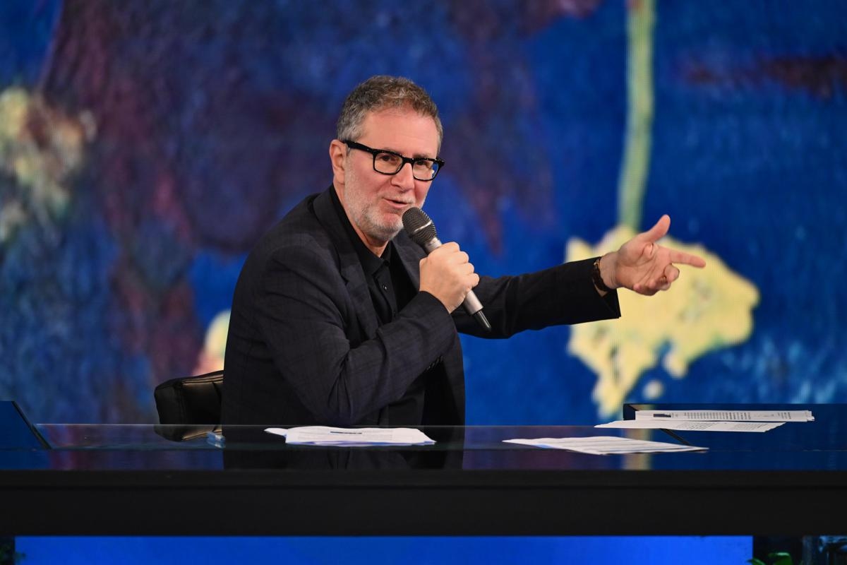 Fabio Fazio brings one of the most beloved and widely seen Roman actors of all time to Che tempo che fa. And then the big hit: the "Divine One" is there too.