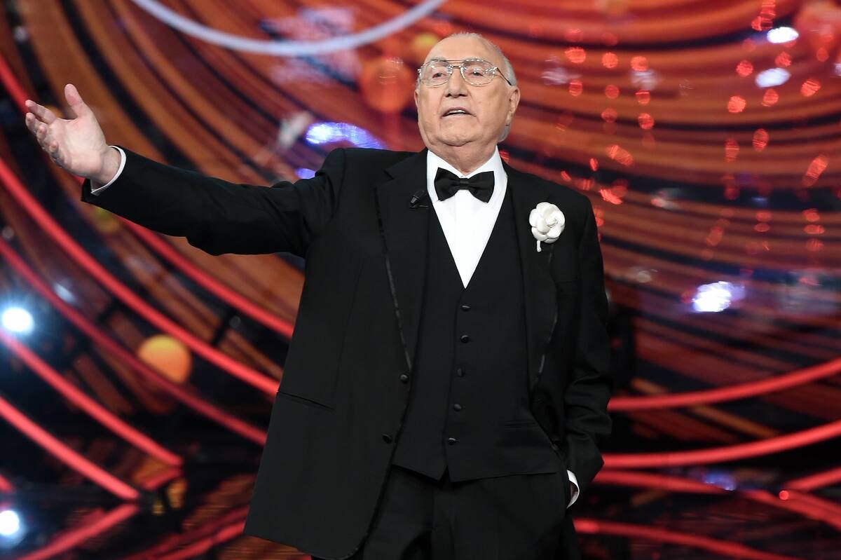 Pippo Baudo, de koning van de televisie, wordt 89. Van zijn privéleven naar zijn carrière (hij presenteerde Sanremo 13 keer)