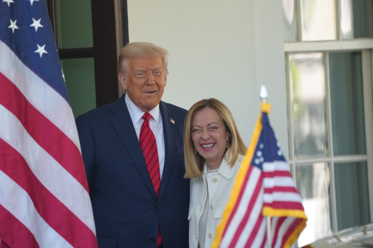 Taken, Trump "schenkt" Meloni een sleutelrol in de tariefonderhandelingen. De premier fungeert al als "brug" om een ​​overeenkomst tussen de VS en de EU te bewerkstelligen.