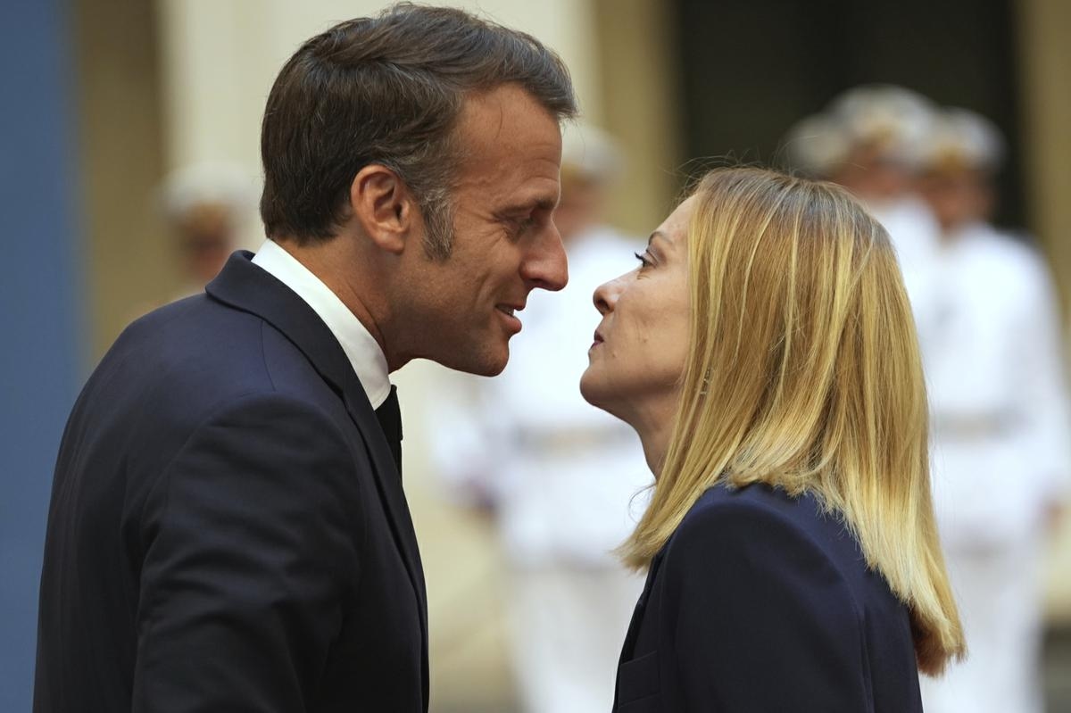 Meloni holds the EU and US together on Ukraine (peace isn't near). Macron gets in the way, but Trump stands with Giorgia.