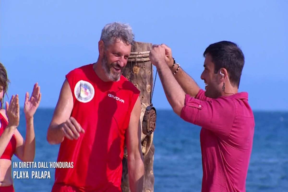 L'Isola dei Famosi, Omar Fantini (comico 'anti-Salvini') verso il trionfo. Ma tornerà su Discoradio? Mistero