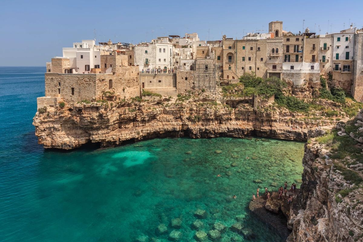 Tragedia en Polignano: un salto desde un acantilado de 6 metros termina en tragedia.