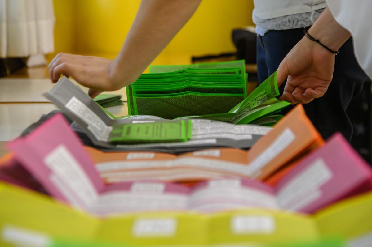 Referendum: urne aperte, si vota fino alle 15. Affluenza flop: alle 23 è al 22,7% (nel 2011 era al 41,1)