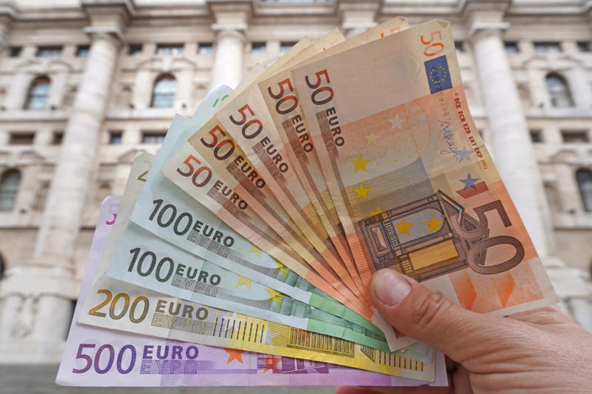 Fernab der Krise machen italienische Banken mit hohen Zinsen riesige Gewinne: 46 Milliarden allein im Jahr 2024, 112 in drei Jahren.