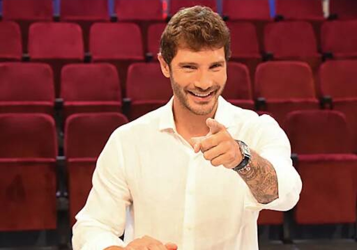 Affari tuoi ve Stasera tutto è possibile arasındaki Rai'nin yıldızı Stefano De Martino. Gianni Morandi ile yeni bir gösteriye doğru