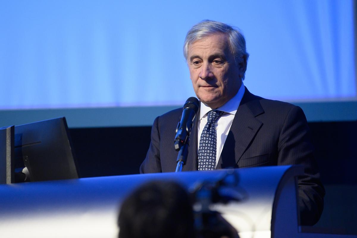 Ucrania, Tajani: "Si Moscú no negocia, la guerra no terminará pronto". Y sobre los deberes...