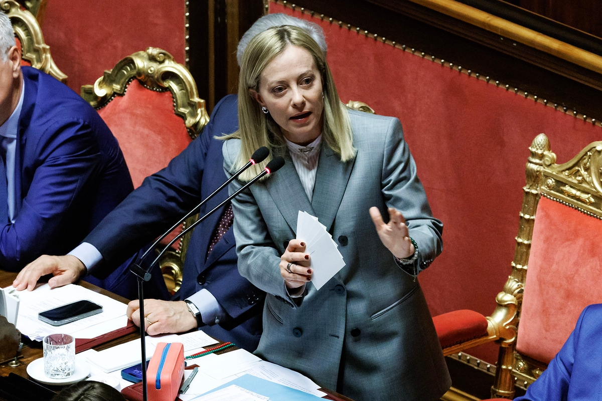 Meloni in Senato: "Guerra in Iran? Situazione complicata. Nessun italiano coinvolto". Poi la battuta su Conte